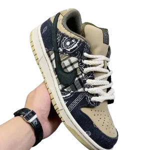 TRAVIS SCOTT DUNKS